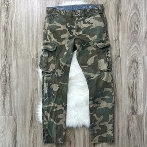 Men’s cargo camo shorts size 30 green tan